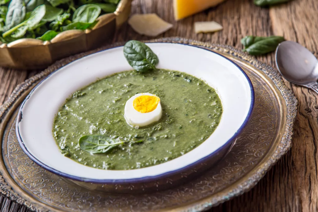 Zuppa di spinaci con l'uovo